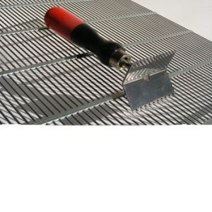 Schaber mit gezackter kante für die reinigung des königinnenfutters