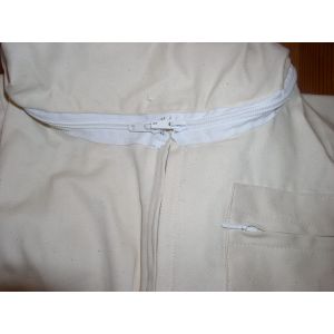 Imkeranzug aus weißer baumwolle mit abnehmbarer maske