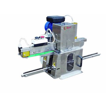 Uncapping machine with alternating knives for honey super combs