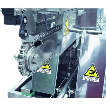 Uncapping machine with alternating knives for honey super combs