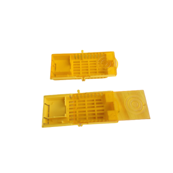 Jaula para introducir y transportar reinas con doble salida