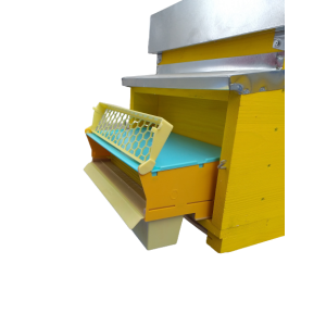 Plastic pollen catcher trap for standard d.b. beehive and 10-frame cube (round passage hole)