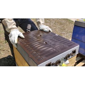 Plastic propolis collection net -new- for dadant/langstroth 10-frame beehives
