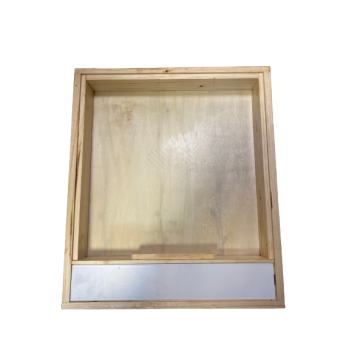 Paraffined feeder cover with sheet metal front bulkhead for d.b. 10-frame beehives