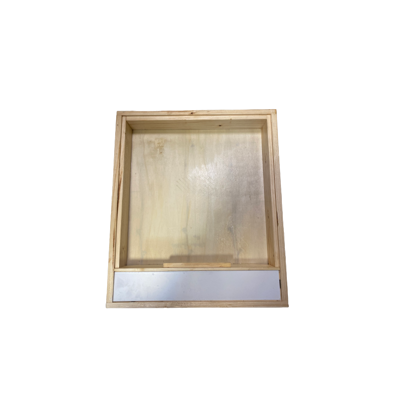 Paraffined feeder cover with sheet metal front bulkhead for d.b. 10-frame beehives Paraffined feeder cover with sheet metal front bulkhead for d.b. 10-frame beehives