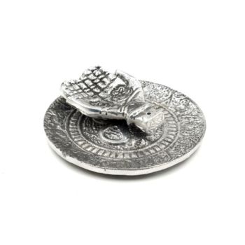 Untertassenbrenner mit händen aus recyceltem aluminium